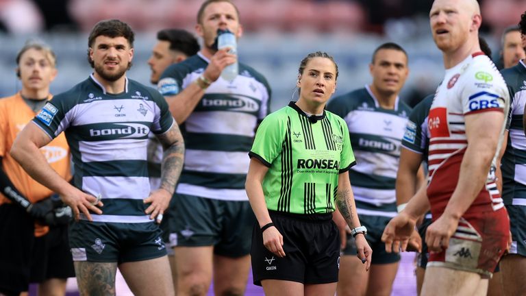 L'arbitro Tara Jones MBE in azione durante la partita della Betfred Super League al Brick Community Stadium