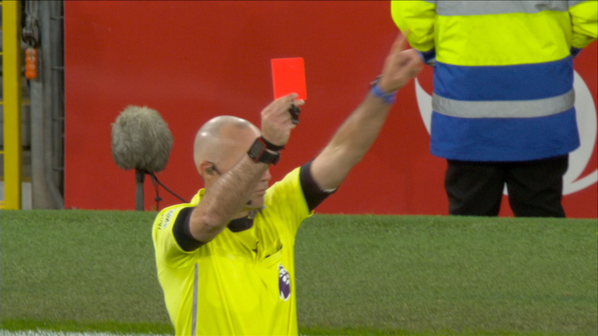 Martinez SENT OFF after VAR review for hair pull on Calvert-Lewin