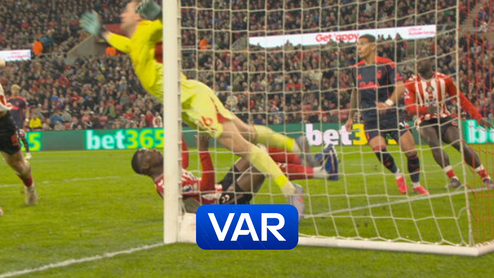 CONTROVERSY! Sunderland goal ruled out for foul on 'keeper