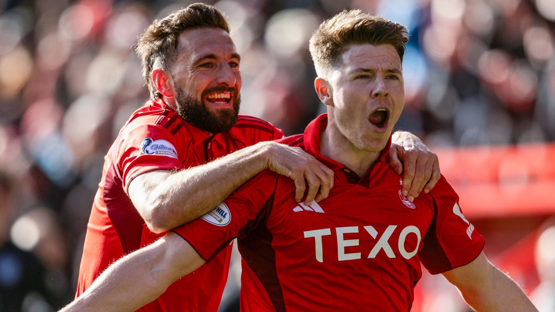 Aberdeen beat Hibs to give Robinson first win as head coach