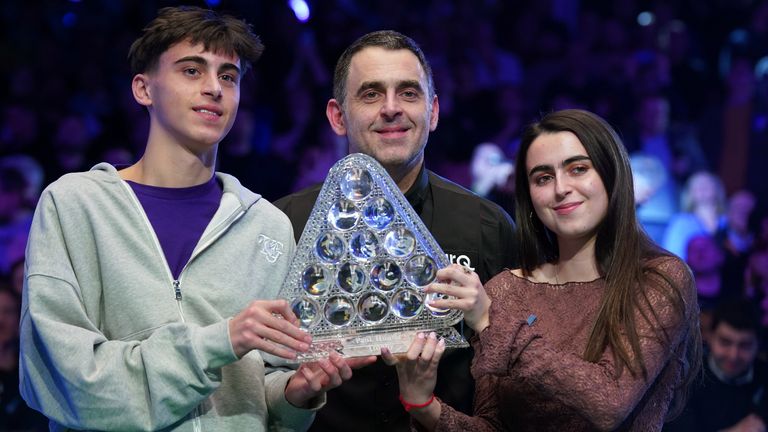 O'Sullivan poses with the Paul Hunter Trophy alongside his children Ronnie Jr and Lily