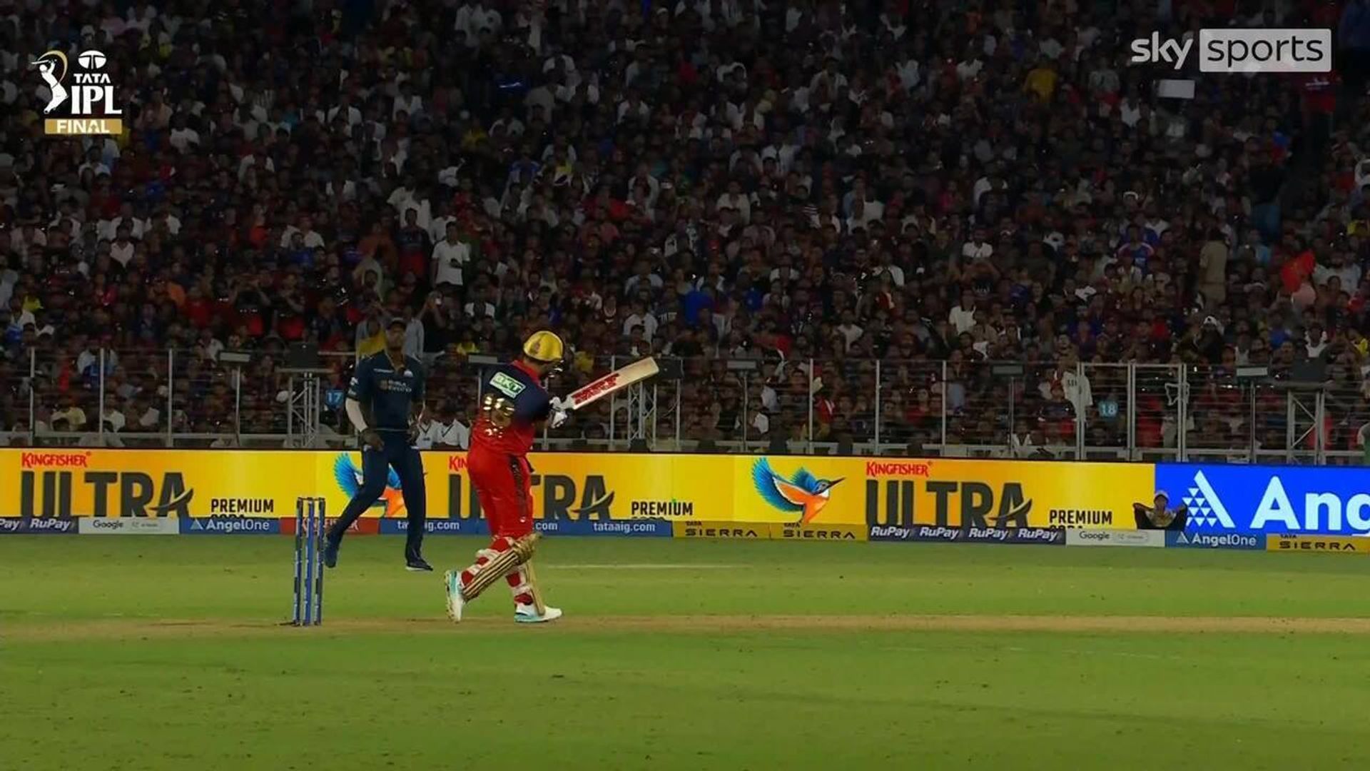 4-4-6-4! Kohli nails four consecutive boundaries