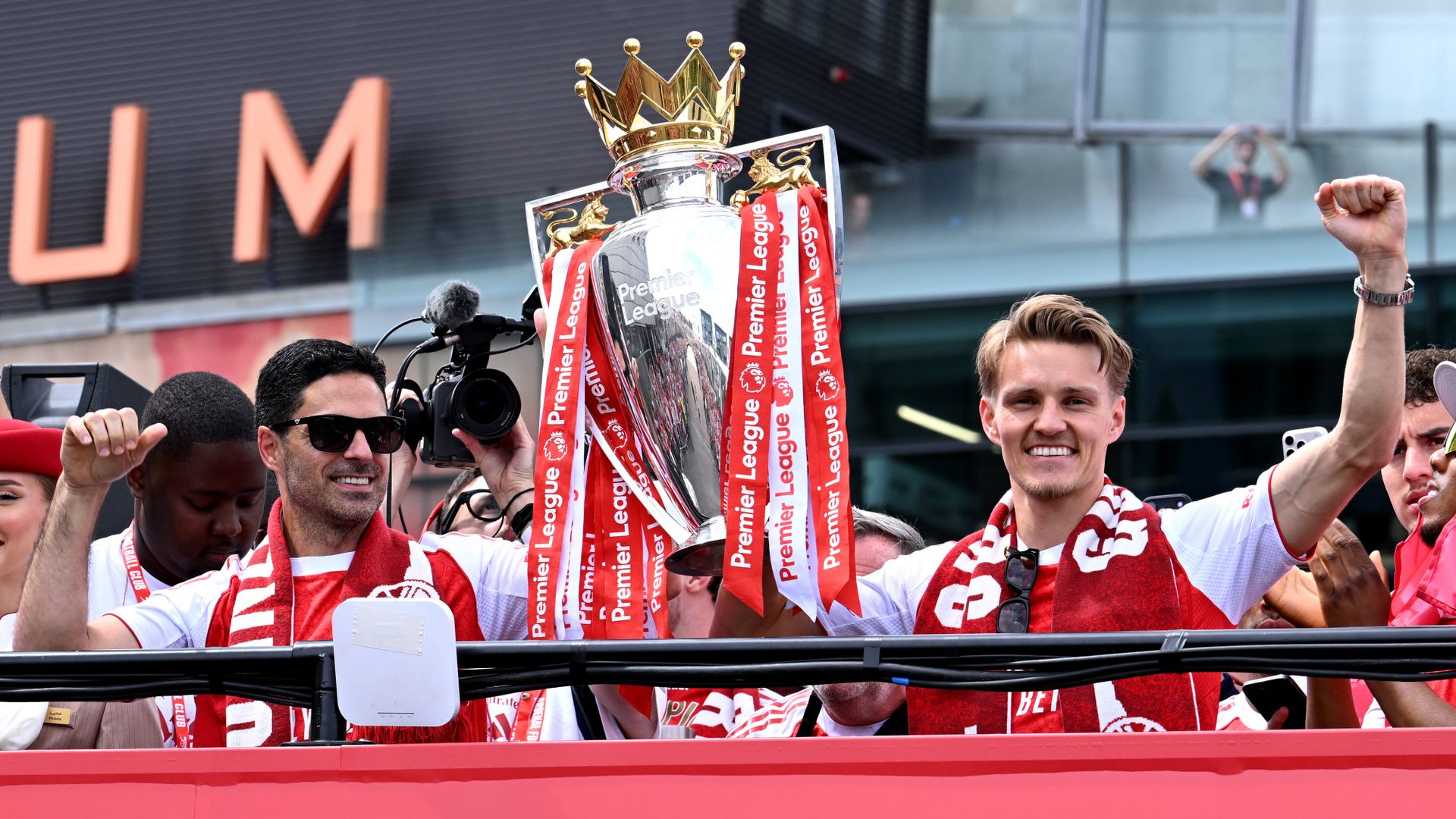 Arsenal latest: Gunners ease CL heartbreak with trophy parade LIVE!