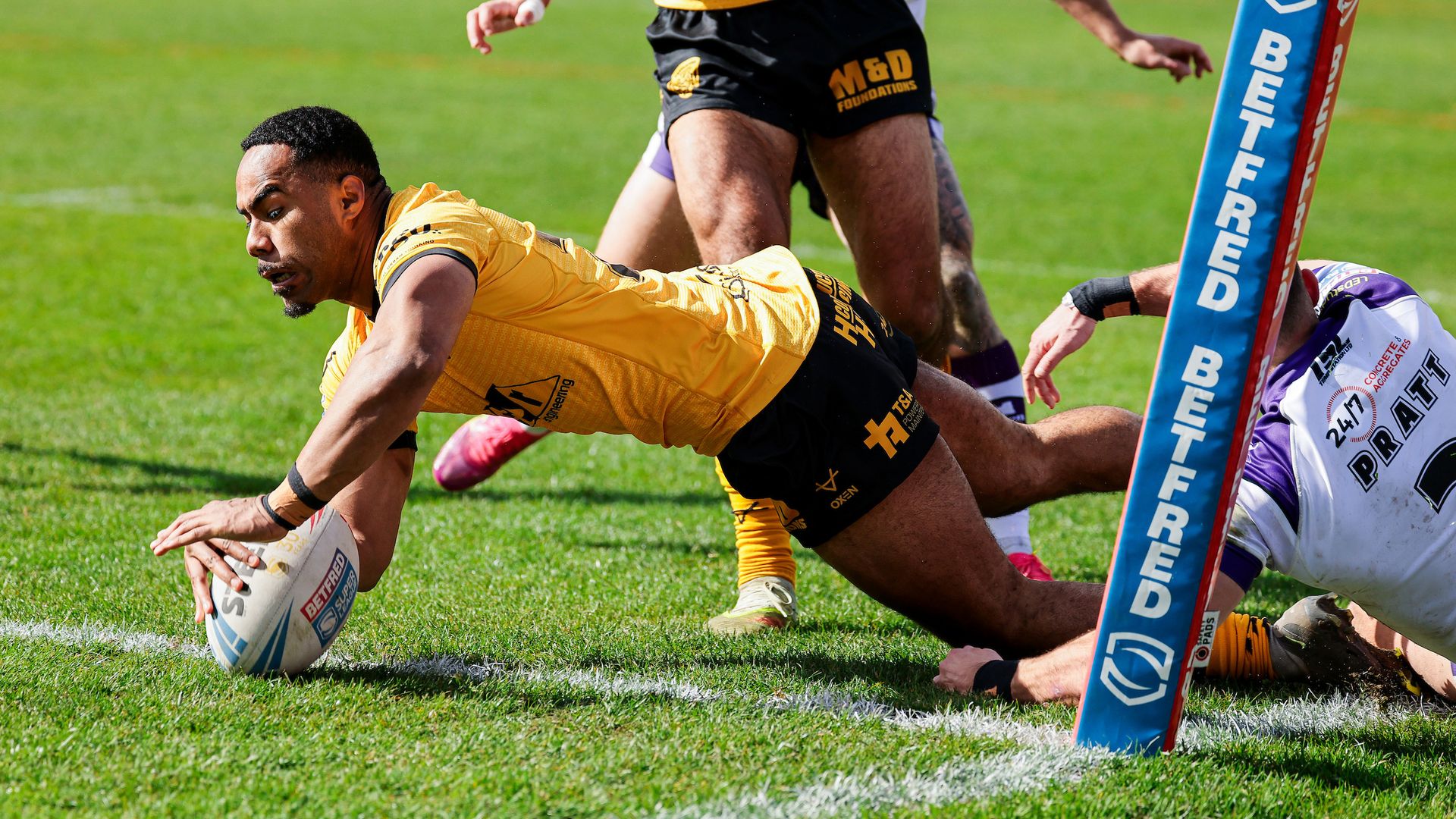 St Helens miss chance to move top of Super League after shock Castleford loss