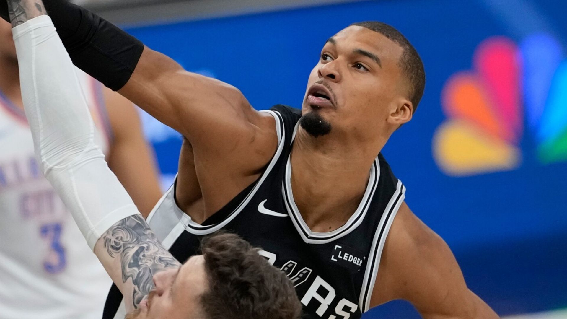 Spurs thrash Oklahoma to take series to a decider