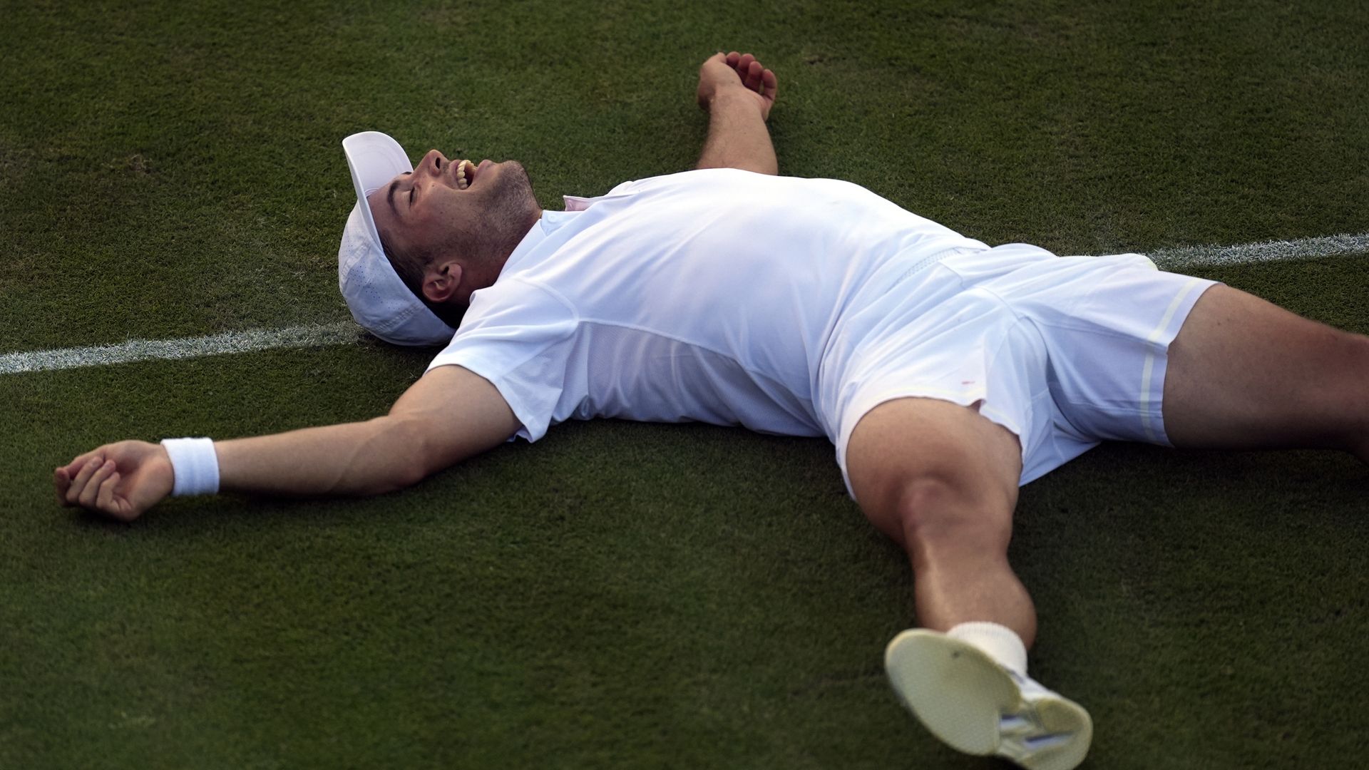 Britain's Fery wins five-set thriller after nose-bleed delays