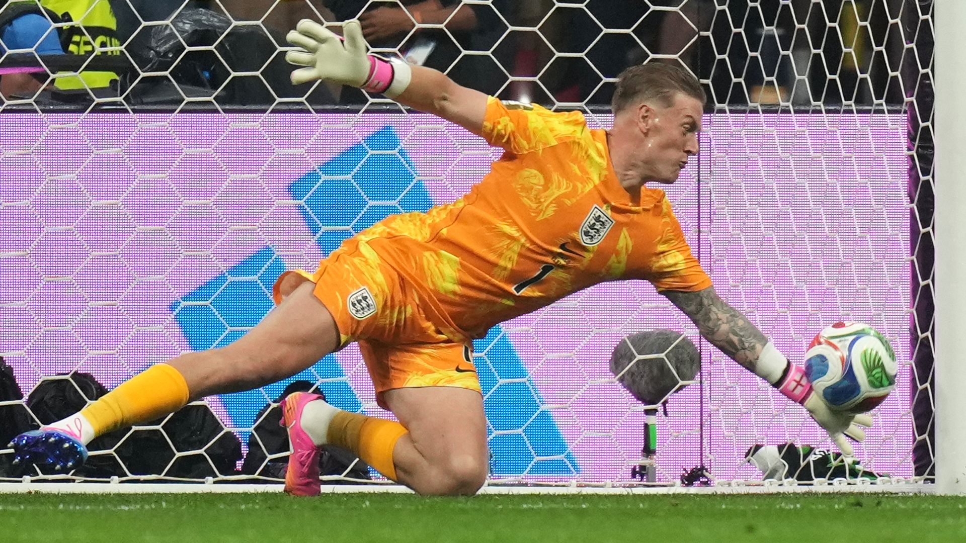Brilliant Pickford save keeps England level against Mexico LIVE!