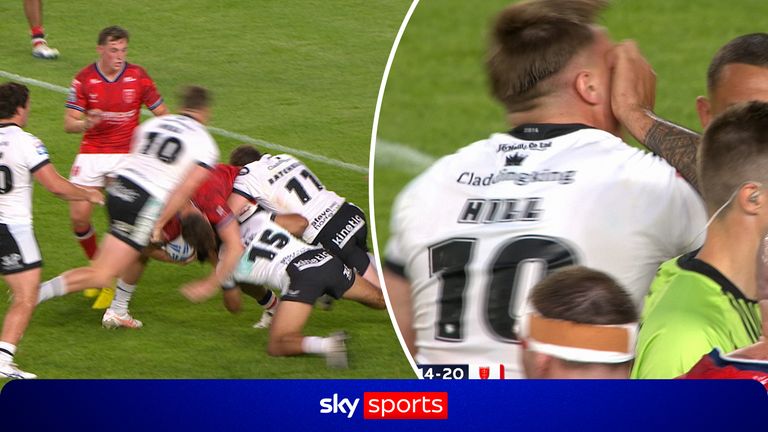 O derby de Hull esquenta quando ambos os lados se envolvem em uma confusão onde as estrelas do FC e do KR tiveram a sorte de evitar punições por um desafio tardio e um tapa