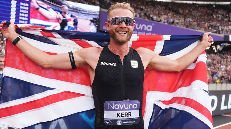 Josh Kerr comemora na frente de sua torcida no Estádio de Londres