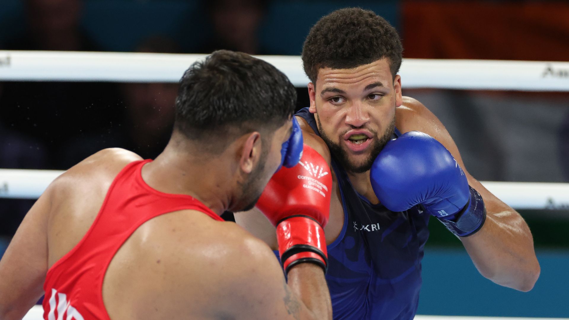 England's Thomas wins gold in super-heavyweight bout