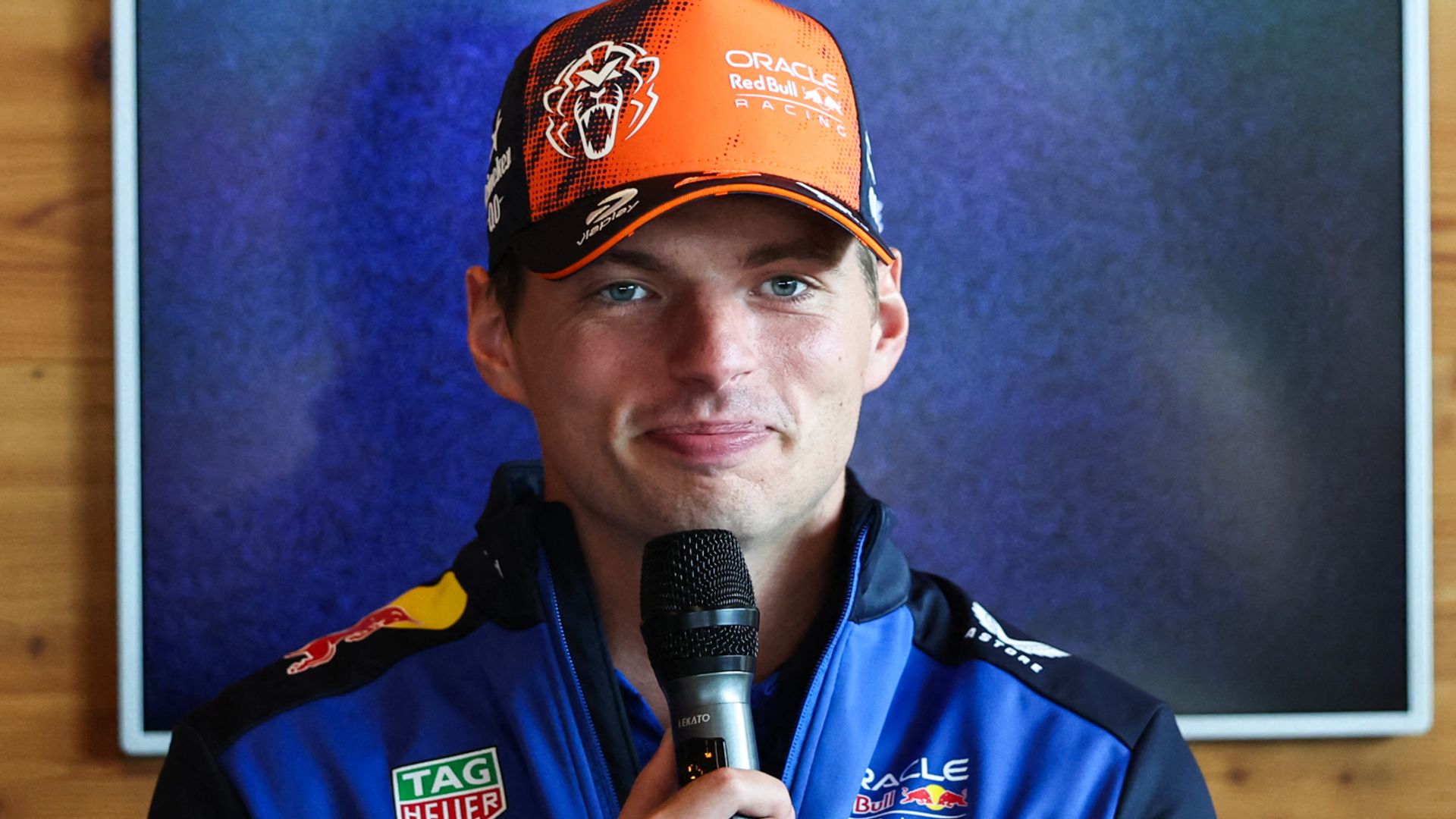Verstappen signs new Red Bull contract