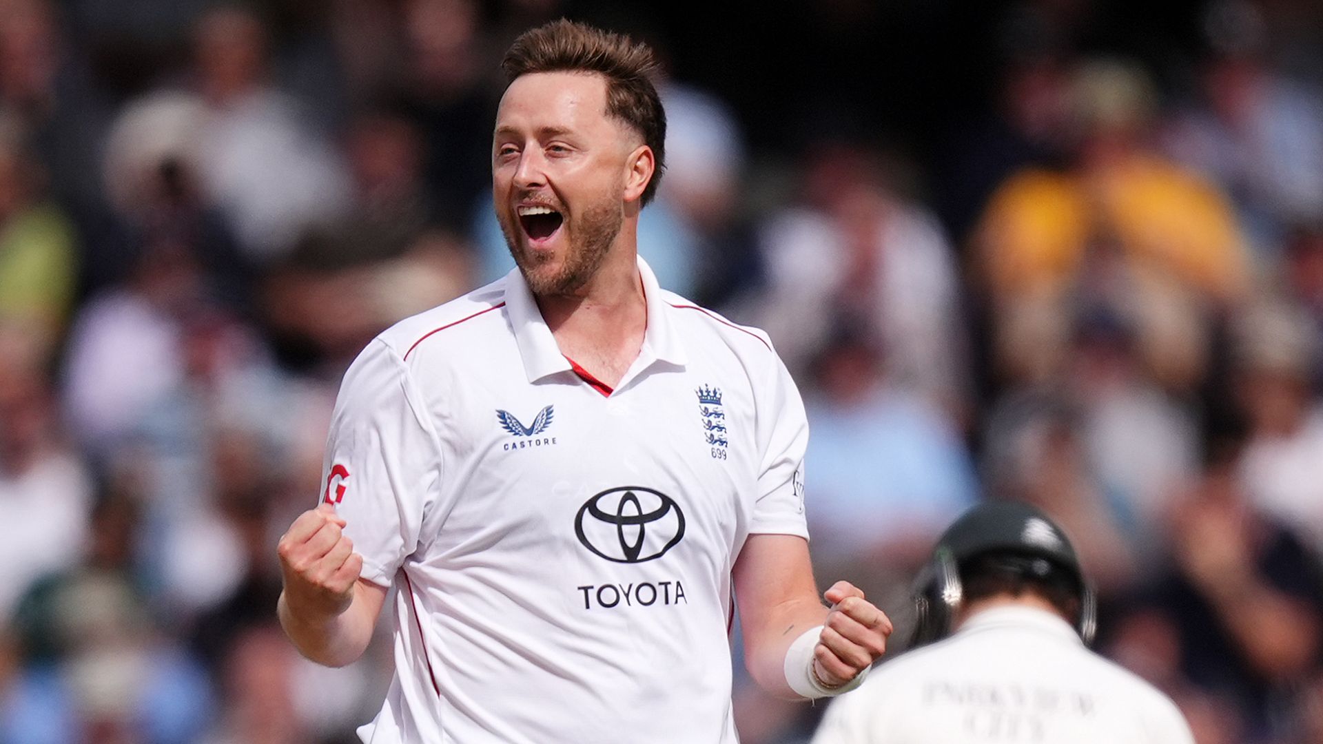Robinson takes two early wickets for England vs Pakistan at Headingley LIVE!
