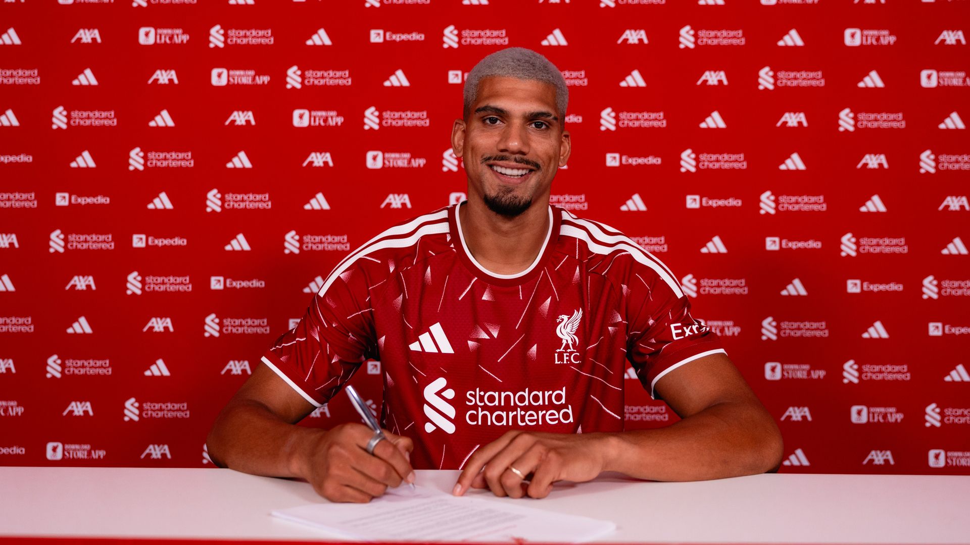 Liverpool sign Araujo from Barcelona