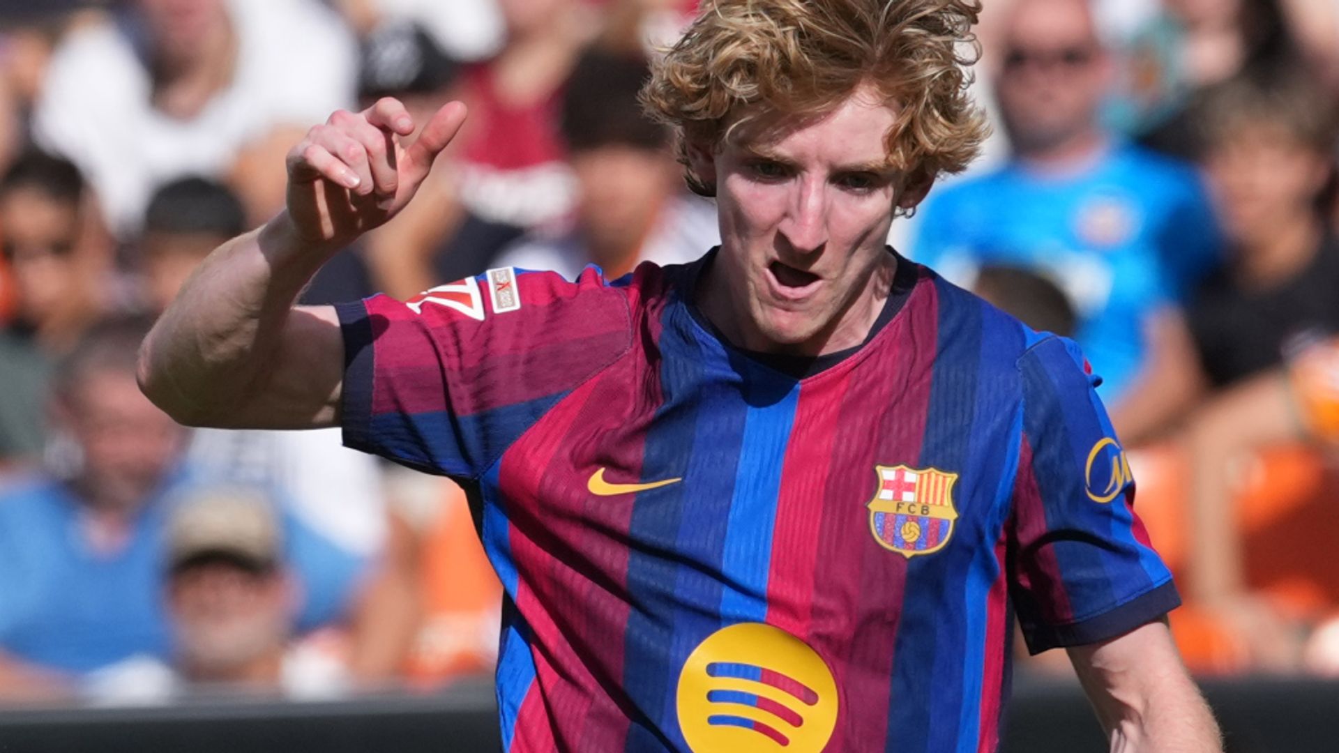 Jesus debuts and Gordon assists as five-star Barcelona thrash Valencia