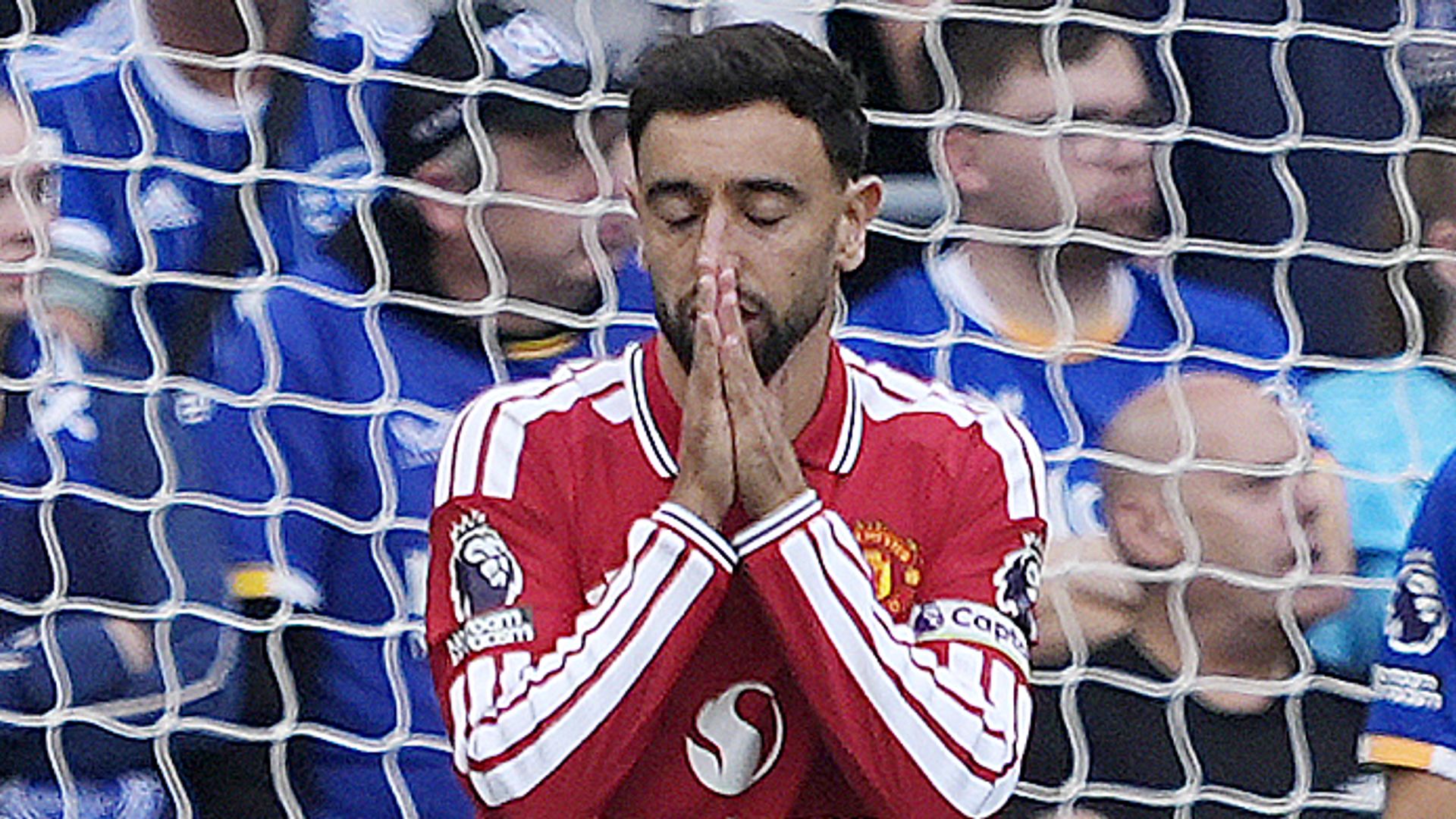 Fernandes hits the bar with United on top at Everton LIVE! & highlights