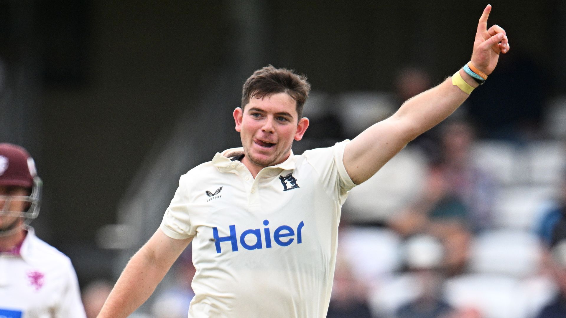 Warwickshire put pressure on Somerset and Nottingham with Glamorgan 19-year first