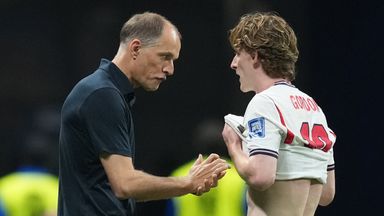 Thomas Tuchel speaks with Anthony Gordon during the World Cup