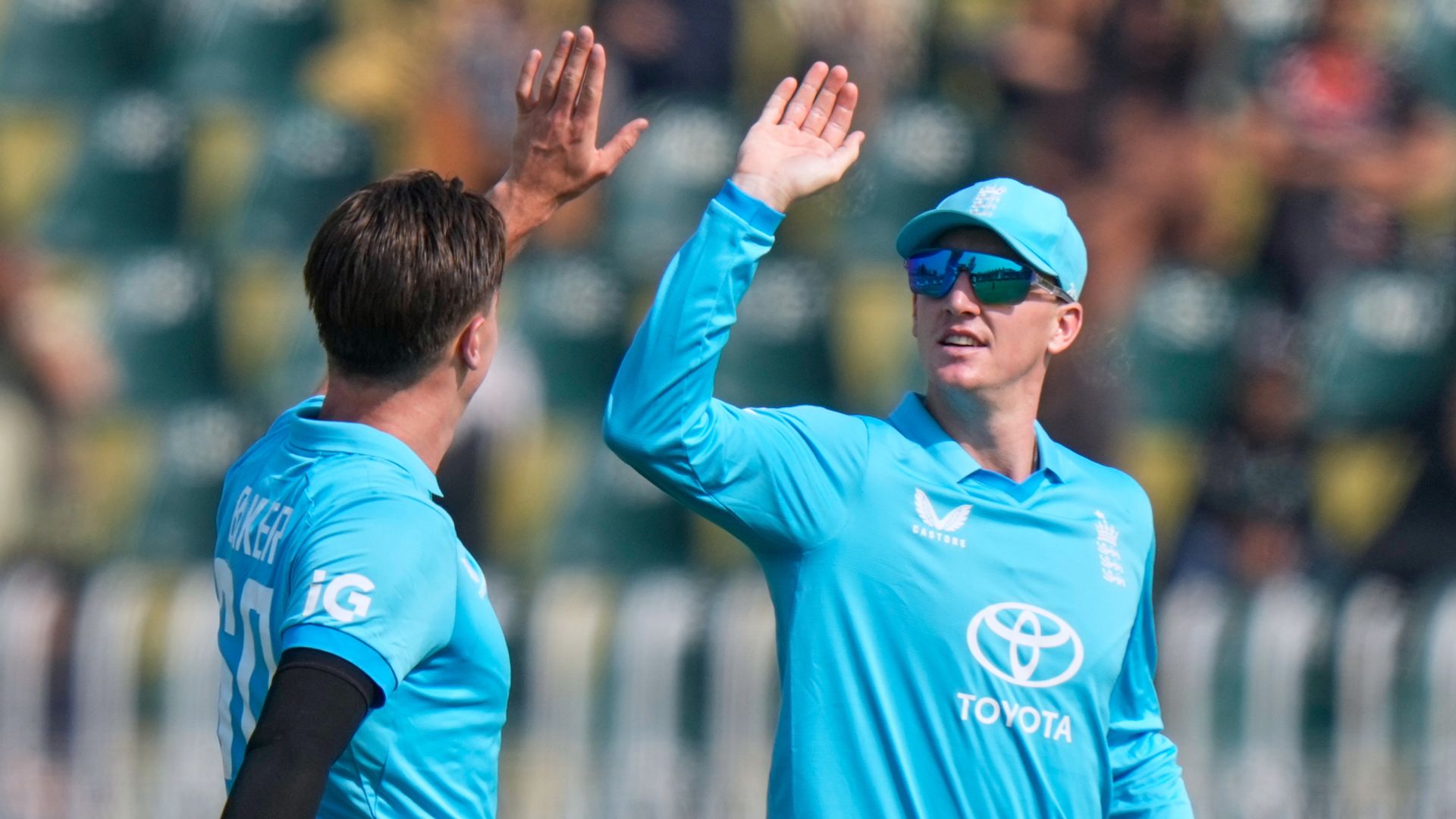 England take eighth Pakistan wicket to relieve late pressure LIVE!