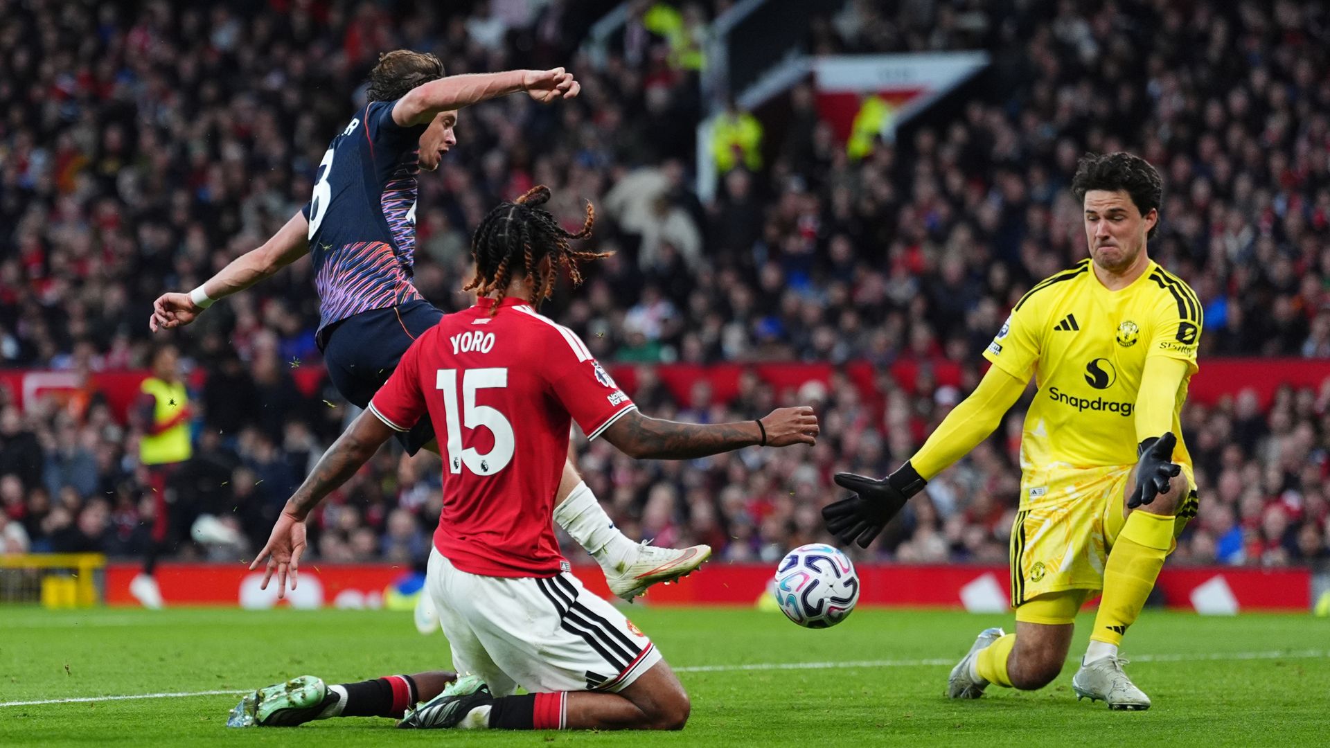 Wasteful Spurs somehow still goalless at Man Utd LIVE!