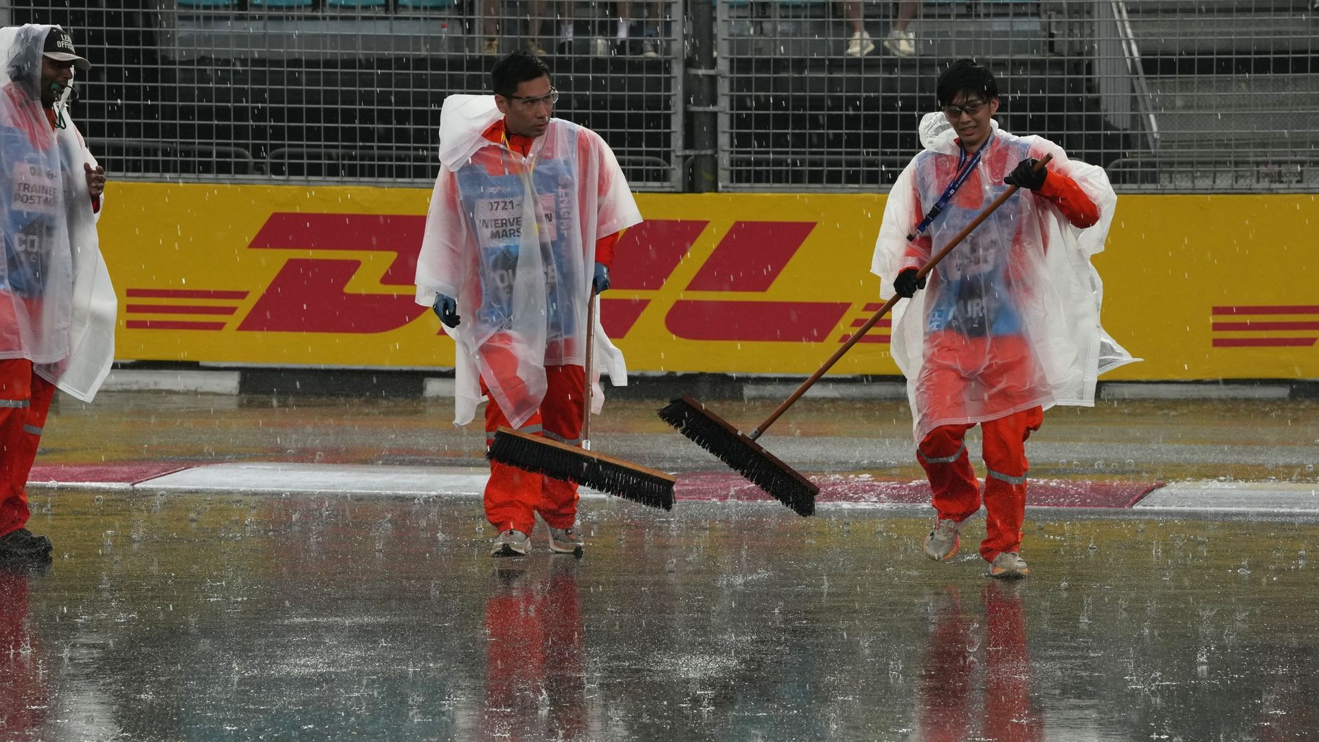 Singapore GP Sprint: Start delayed due to torrential rain LIVE!