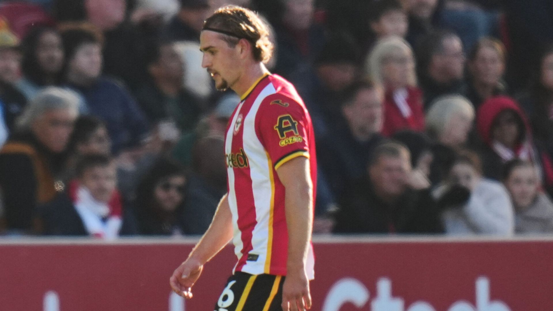 Yarmoliuk sent off for headbutt with Brentford leading Liverpool LIVE!
