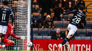 Callum Jones scores for Dundee to make it 2-2
